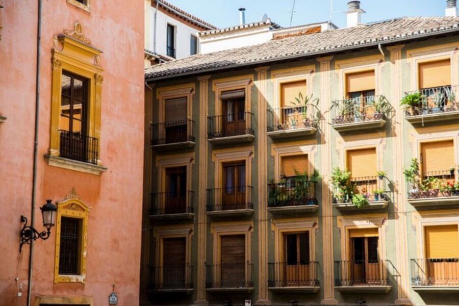 Granada: Private custom tour with a local guide - Meeting up, hotel pickup, and how the day starts smoothly