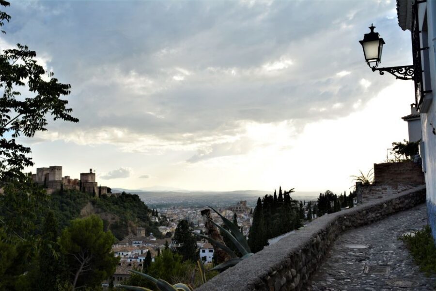 Granada: Private Tour of Albaicín, Sacromonte and Viewpoints - The Sacromonte story: cave houses and flamenco art that make sense