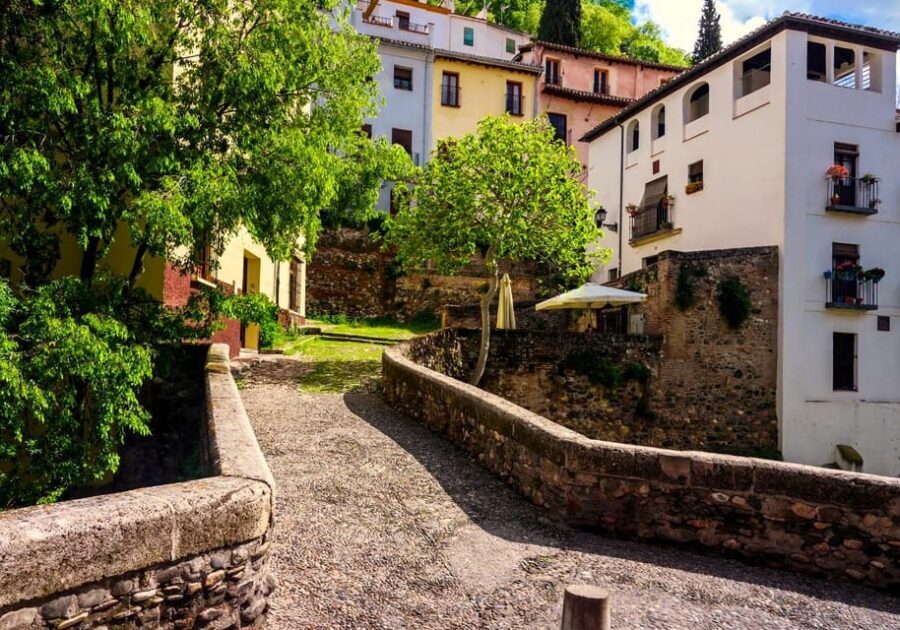 Granada: Private Tour of Albaicín, Sacromonte and Viewpoints - Between Sacromonte and Albaicín: secret stops, then a street-level shift