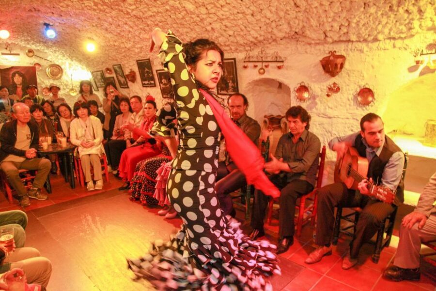 Granada: Sacromonte Caves Flamenco Show with Dinner - Finding Cuevas Los Tarantos and Getting Settled