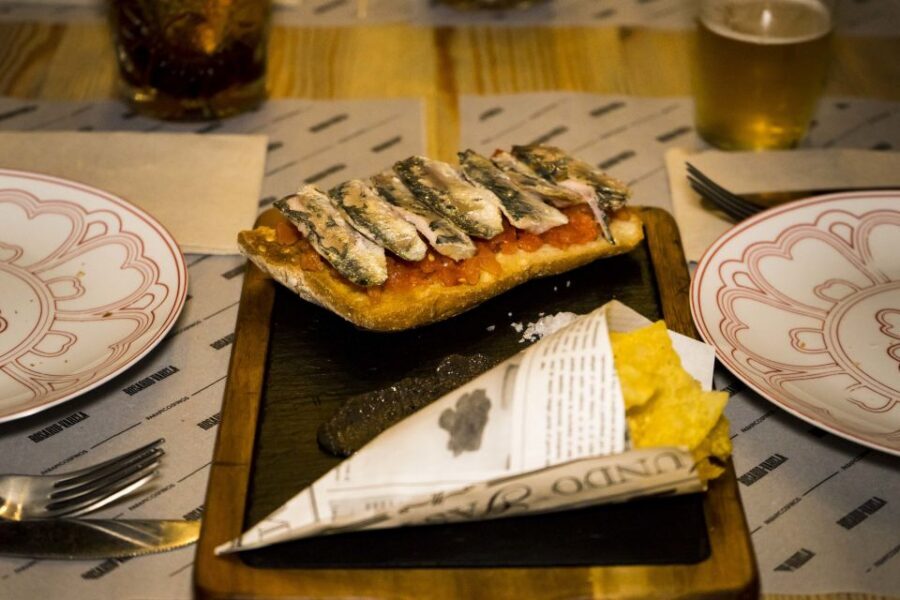 Granada: Tapas Crawl - Meeting Point and the Easy Walking Rhythm