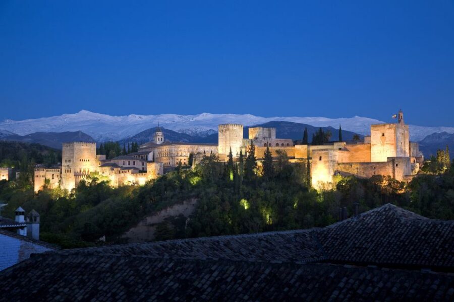 Granada: The Alhambra and Nasrid Palaces Guided Night Tour - Why night at the Alhambra feels different