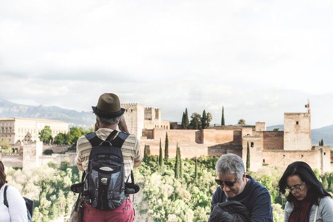 Granada's Hidden Treasures: Albayzin and Sacromonte Walking Tour - Guides, group size, and why hearing the story matters
