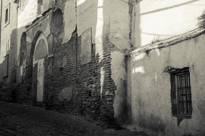 Guided tour Conspiracy in the Albaicín - Conspiracies, spies, and the maquis: how the stories connect to real corners