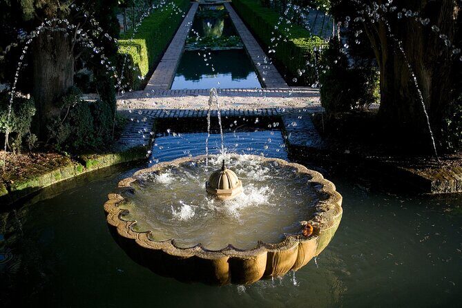 Guided tour of La Alhambra with tickets included - How the guide experience improves your visit