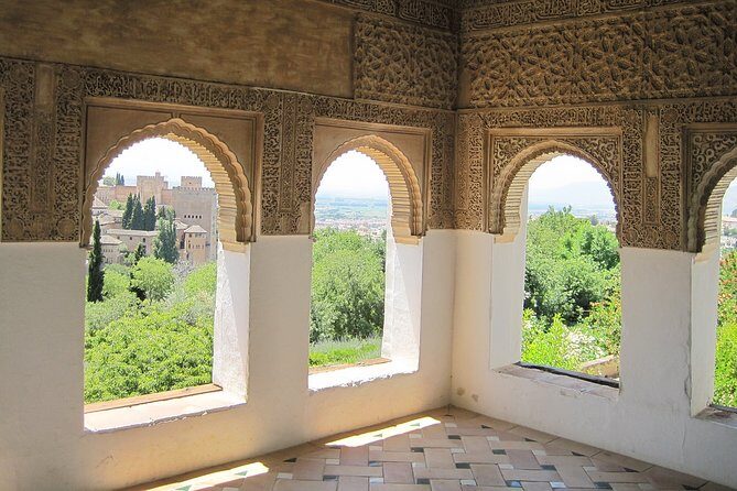 Guided tour of the Alhambra: Generalife and its gardens - Palace of Charles V: the square façade and round interior acoustics