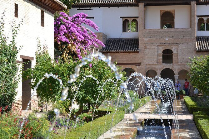 Guided tour of the Alhambra: Generalife and its gardens - Alcazaba: the fortress backbone and the fight-era details