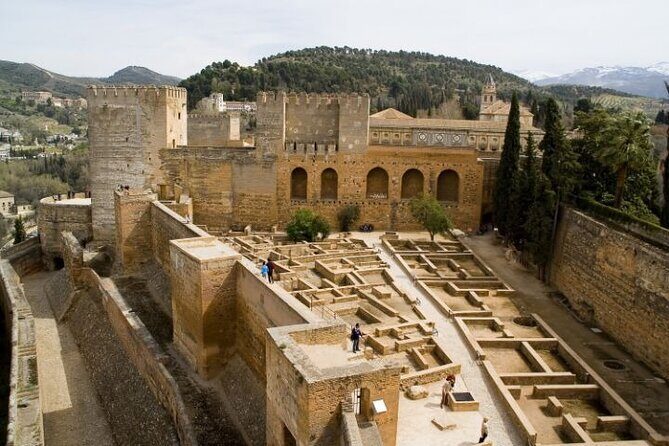 Guided tour to Alhambra with Generalife, Alcazaba and Carlos V - Stop 2: Palace of Carlos V and why facades matter