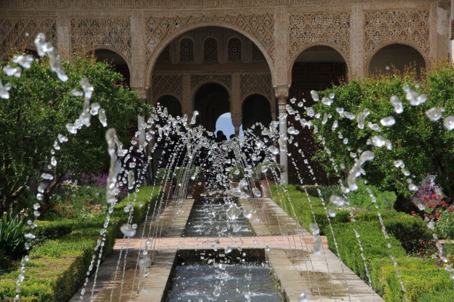 Private tour in all complete complex of Alhambra with ticket - Generalife Gardens: shade, water, and the art of comfort