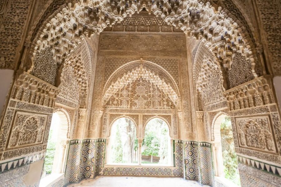 Private tour in all complete complex of Alhambra with ticket - Nasrid Palaces: where you need a guide to slow you down