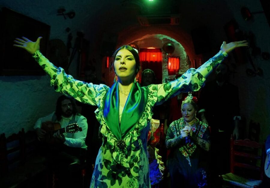 Sacromonte: Flamenco Show at Cuevas Los Tarantos Tickets - Seating reality: small cave space, arrival time, and how to get a good view