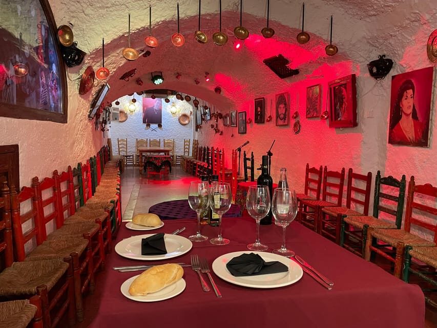 Sacromonte: Flamenco Show at Cuevas Los Tarantos Tickets - Logistics that actually matter: where to enter and when to arrive