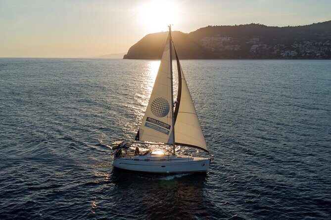 Sailing at sunset along the cliffs of Maro-Compartida - Timing by season: why departure time matters
