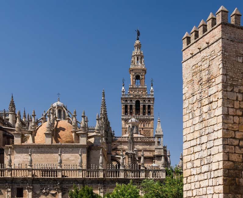Sevilla Full-Day trip from Granada - Group size, languages, and how guided help shows up