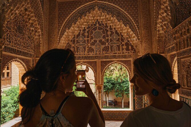 Skip The Line Alhambra and Generalife Guided Tour - Meeting point in the Albaicín: start where the views begin