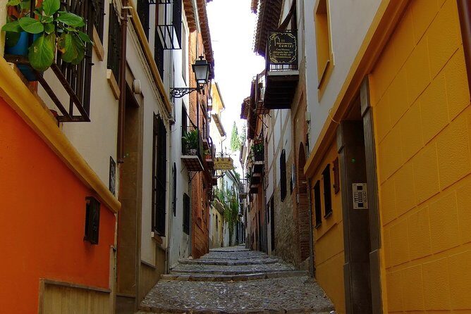 Sunset Walking Tour in Albaicín & Sacromonte - Small group energy: questions, pace, and photo moments