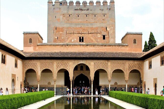 Walking tour in Alhambra, Nasrid Palaces and Generalife - Why this Granada route works so well on foot