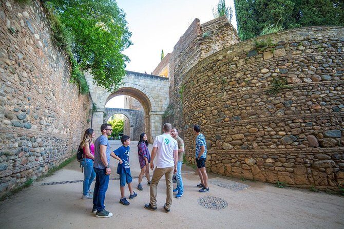 Water paths. Private adventure and history tour - Fuente del Avellano: healing-water legend and the Romayla ditch
